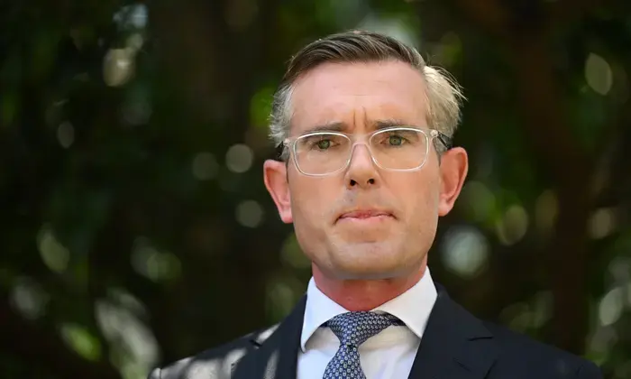 Министр транспорта позвонил Перротте, чтобы предупредить премьера, что его соперники знали, что он носил нацистскую форму.