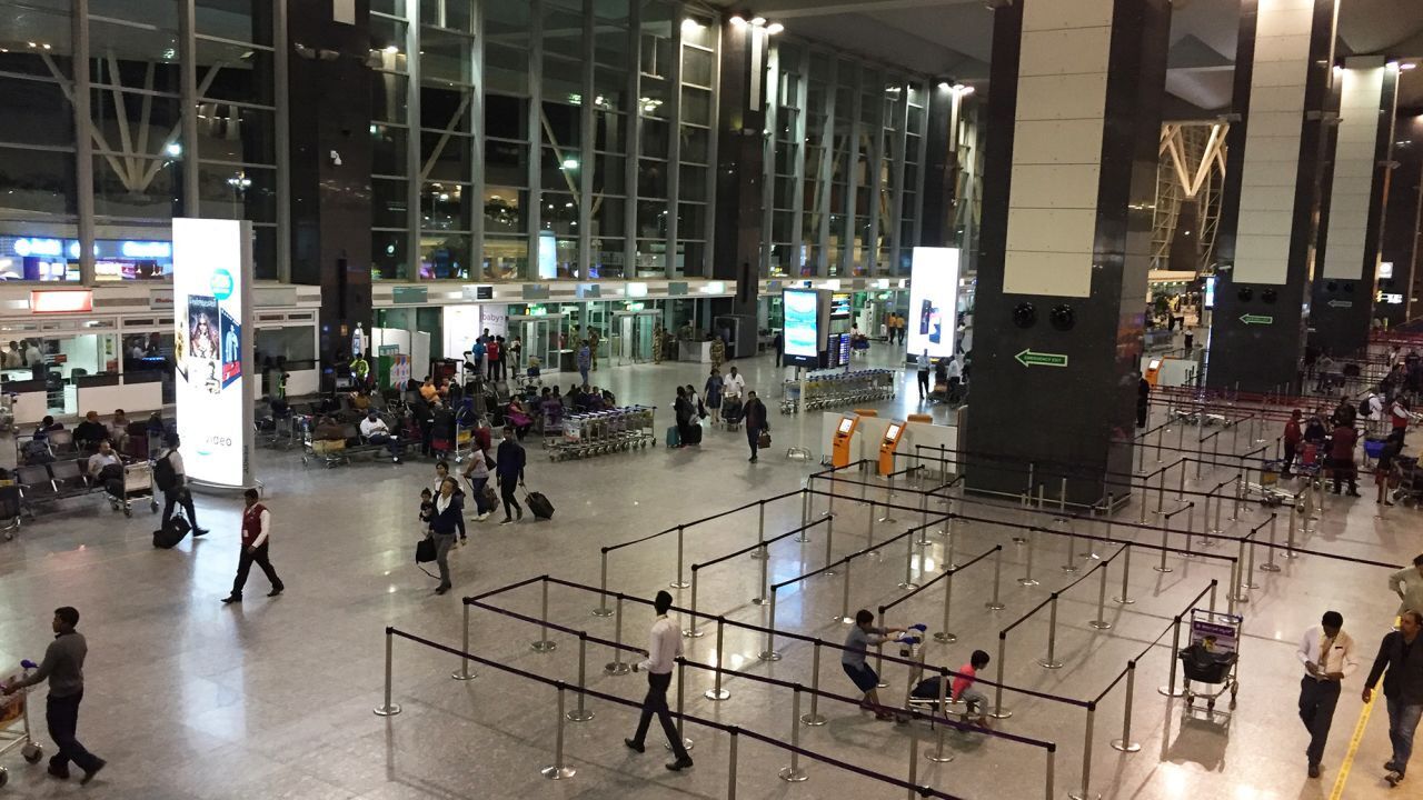 Пассажиры застряли на взлетно-посадочной полосе, поскольку их рейс взлетел без них