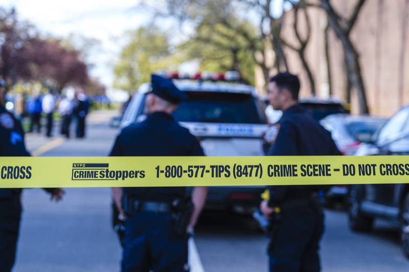 53-летний мужчина забит до смерти в своей бруклинской постели, сосед по комнате разыскивал для допроса