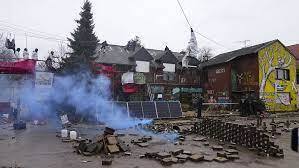 Полиция продолжает вычищать климатических активистов из немецкой деревни