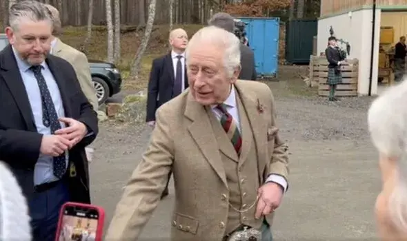 Король Чарльз делает мужественное лицо во время первой королевской прогулки после того, как книга Гарри попала на полки магазинов