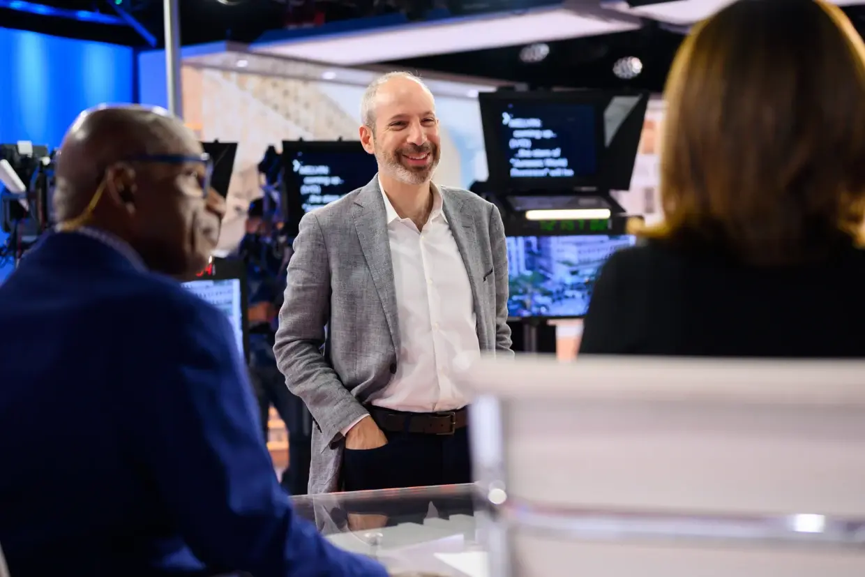 Президент NBC News Ноа Оппенгейм уходит в отставку; Ребекка Блюменштейн возглавит отдел новостей.