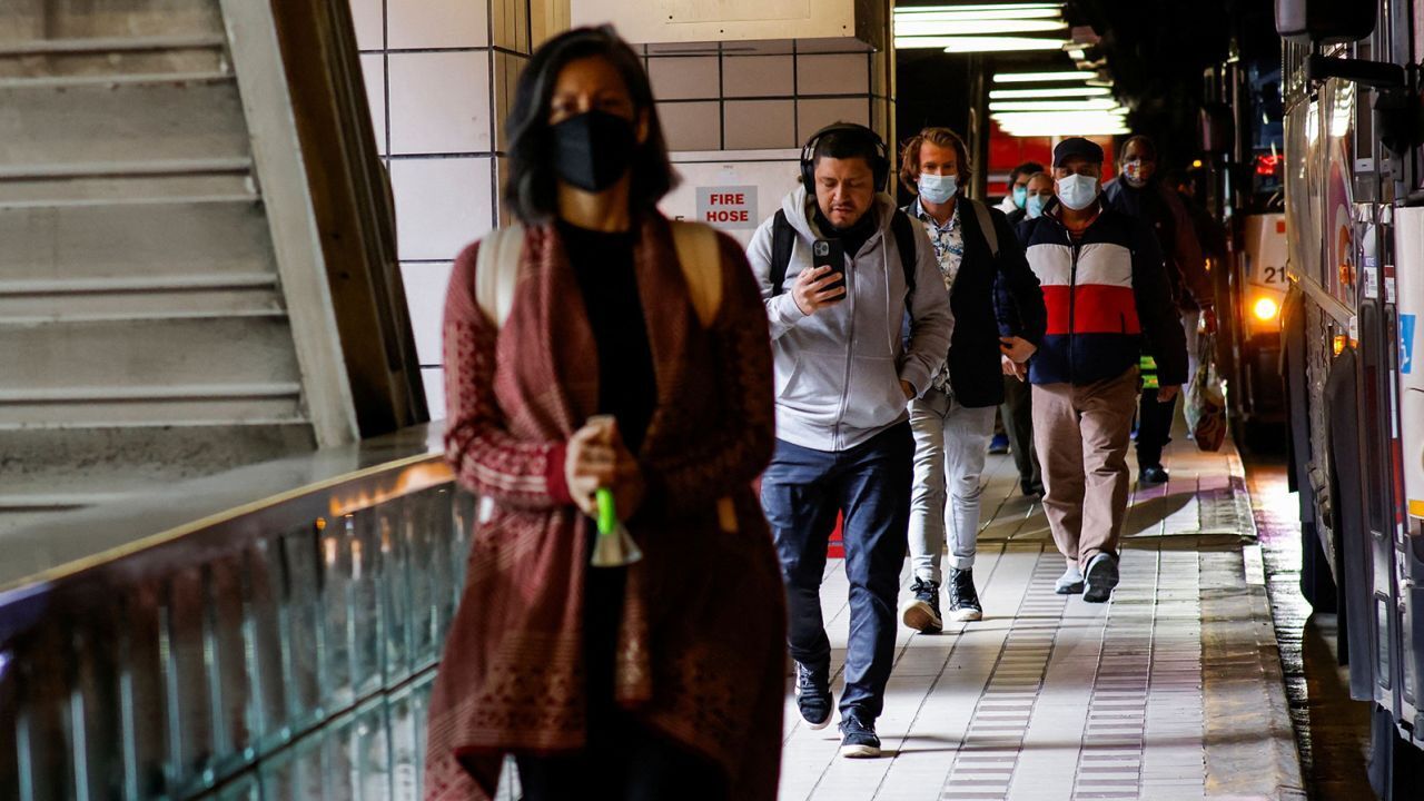 Насколько людям следует беспокоиться по поводу нового доминирующего варианта XBB.1.5 препарата Covid? Наш медицинский аналитик объясняет