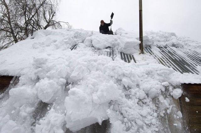 Холодная смерть! Мужчина погиб, очищая крышу от снега!