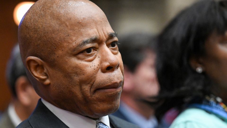 Мэр Нью-Йорка ссылается на более медленный экономический рост, вызванный большим количеством вакантных должностей