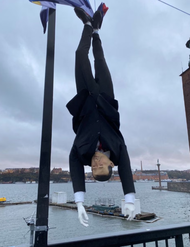 Акция протеста с повешенным чучелом Эрдогана в Швеции возмутила Турцию