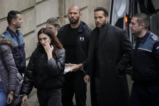 Эндрю Тейт: Дорогие автомобили, бассейн и охранники