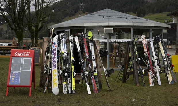 Рекордно теплая зима оставила горные курорты Швейцарии без снега!