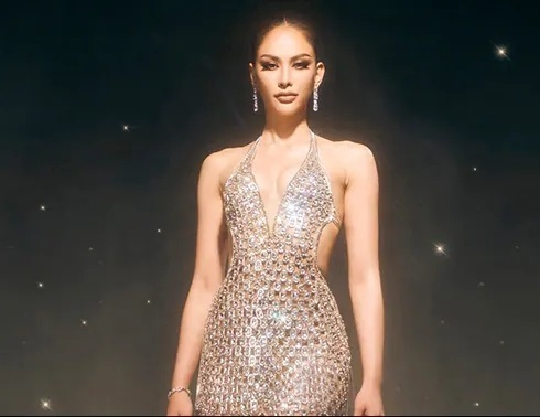 Платье сделанное из использованных банок из-под газировки.