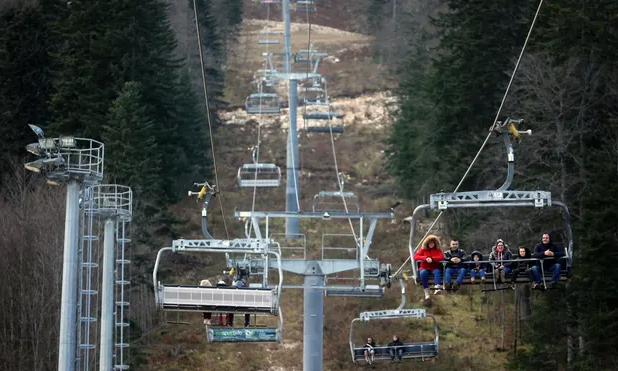 Рекордно теплая зима оставила горные курорты Швейцарии без снега!