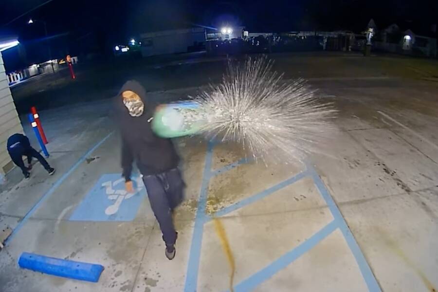 Поджигатели в Калифорнии случайно подожгли себя.