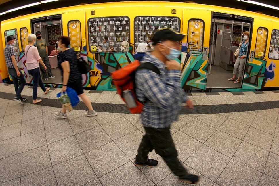 Германия отменит мандат на использование масок в междугородних перевозках