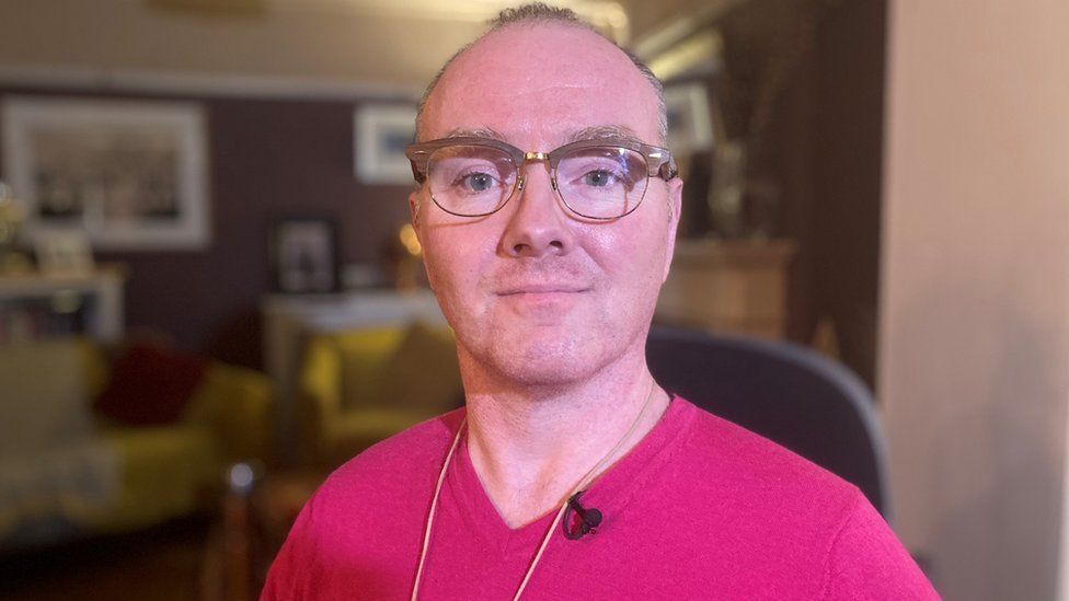 Пациент, готовый к работе через шесть дней, остался на три недели в больнице.