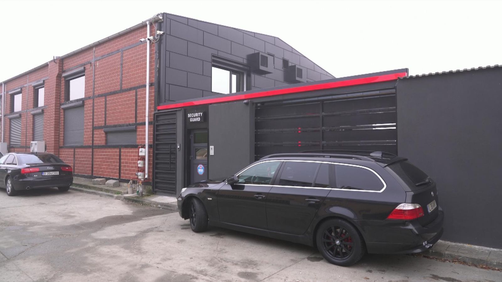 Эндрю Тейт: Дорогие автомобили, бассейн и охранники