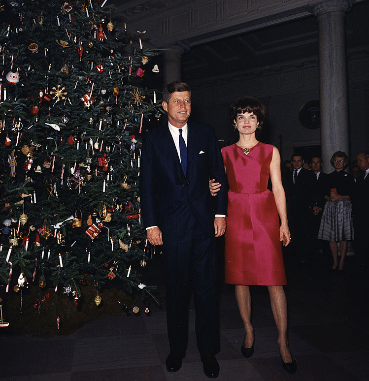 История, стоящая за ослепительным обручальным кольцом Джеки Кеннеди Toi Et Moi