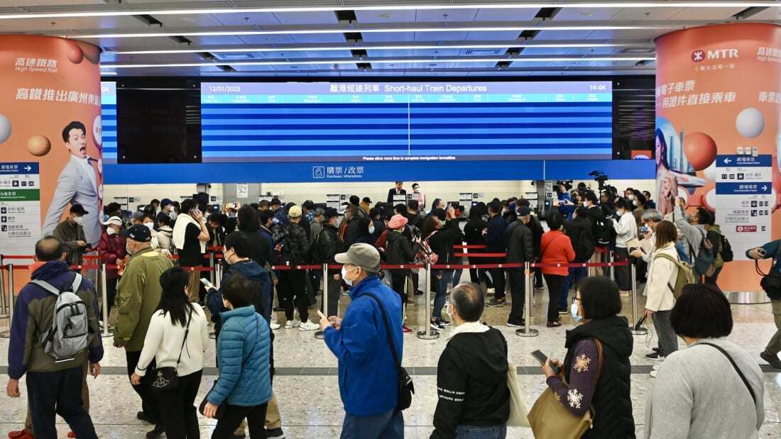 Билеты продаются быстро, так как железнодорожное сообщение Гонконг-Китай вновь открывается в преддверии ажиотажа в связи с лунным Новым Годом