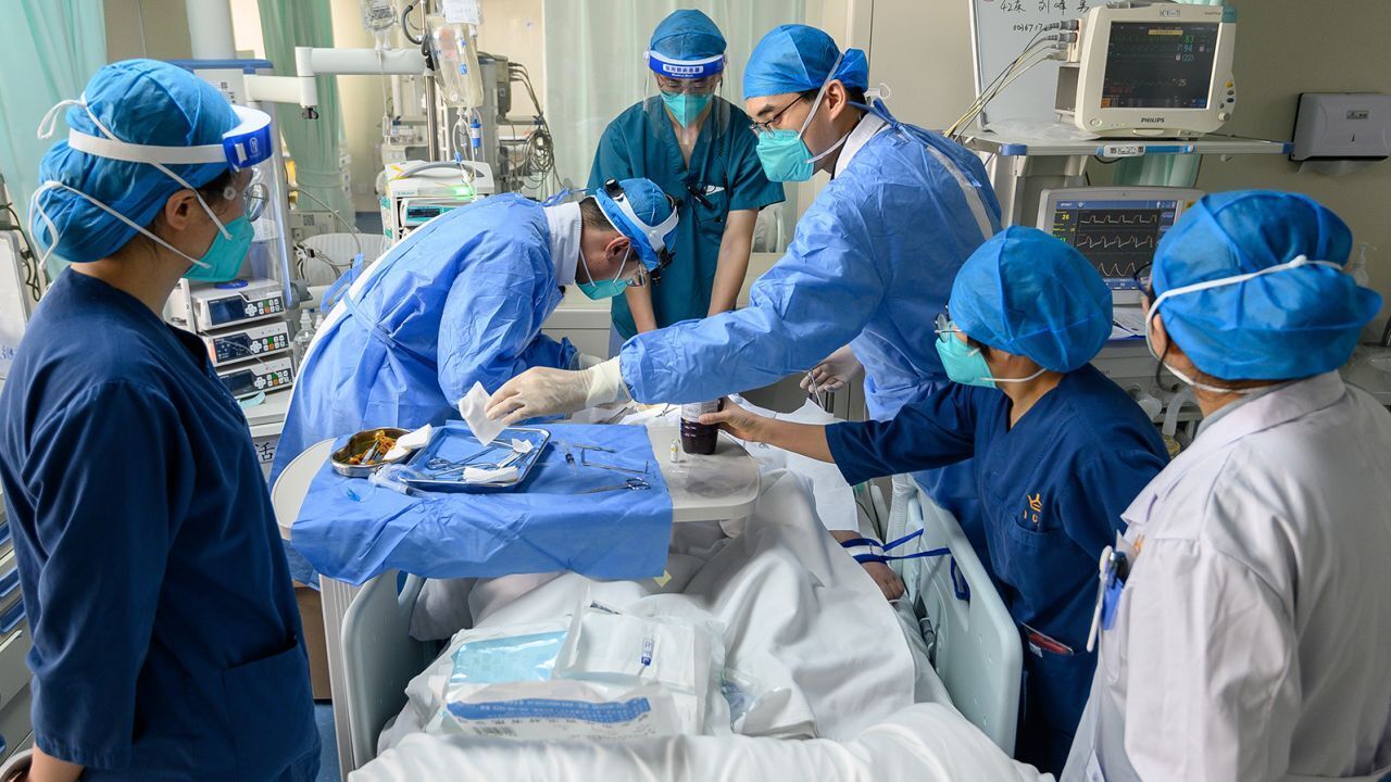 Разочарование из-за нехватки лекарств от Covid в Китае растет, и простых ответов нет