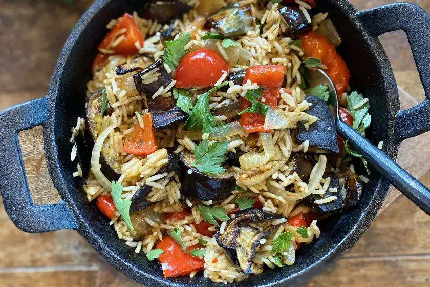 Средиземноморский рисовый плов с баклажанами и помидорами