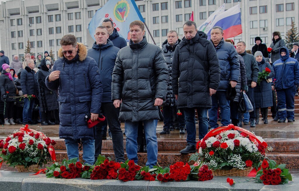 Я ненавижу вас, иностранцев, почему вы им помогаете?": Российских солдат хоронят каждый день, а их родственникам велено молчать