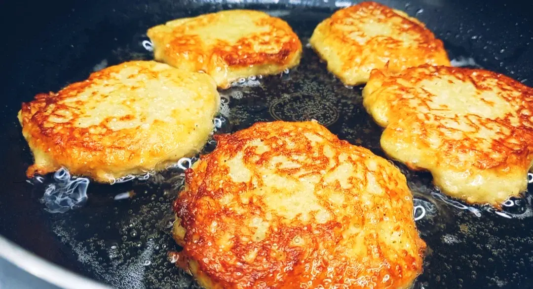 Если есть в доме КАРТОШКА и ЛУК приготовьте зту ВКУСНЯТИНУ (вкусные и сочные Оладьи на сковороде)