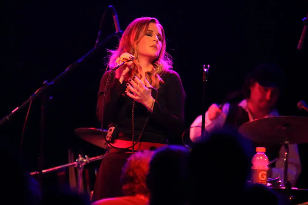 Смерть в четверг наступила после неотложной медицинской помощи и краткой госпитализации.