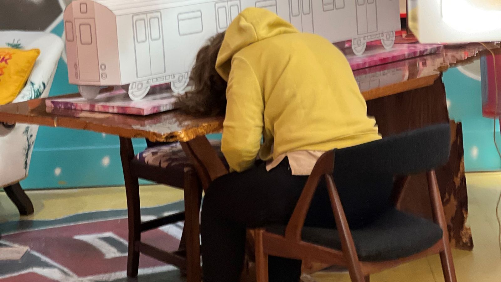 Полиция Лондона ворвалась в галерею Laz Emporium, чтобы спасти "потерявшую сознание" женщину, которая оказалась художественной инсталляцией!