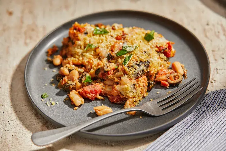 Горячее из белой фасоли, приготовленное в стиле пиццы от Молли Йех, - это сырное, пикантное блюдо