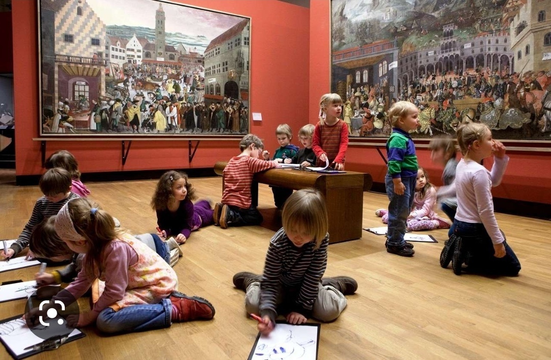 Мальчик в музее