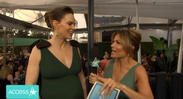 Беременная Хилари Суонк, 48 лет, рассказывает о поле и именах для близнецов на церемонии вручения премии «Золотой глобус». Так держать!