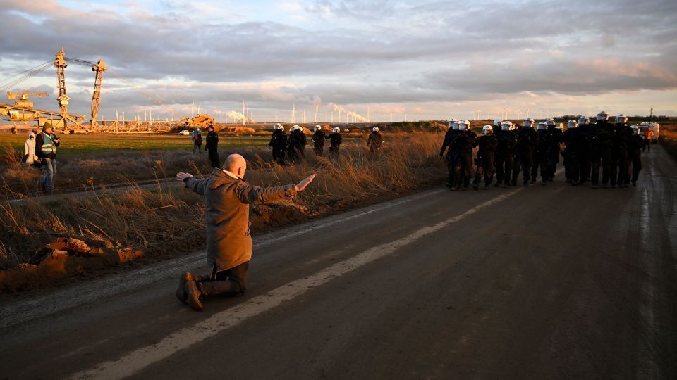 Германия планирует уничтожить эту деревню ради угольной шахты. Тысячи собираются, чтобы остановить это.