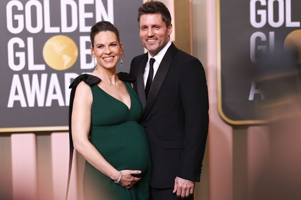 Беременная Хилари Суонк, 48 лет, рассказывает о поле и именах для близнецов на церемонии вручения премии «Золотой глобус». Так держать!