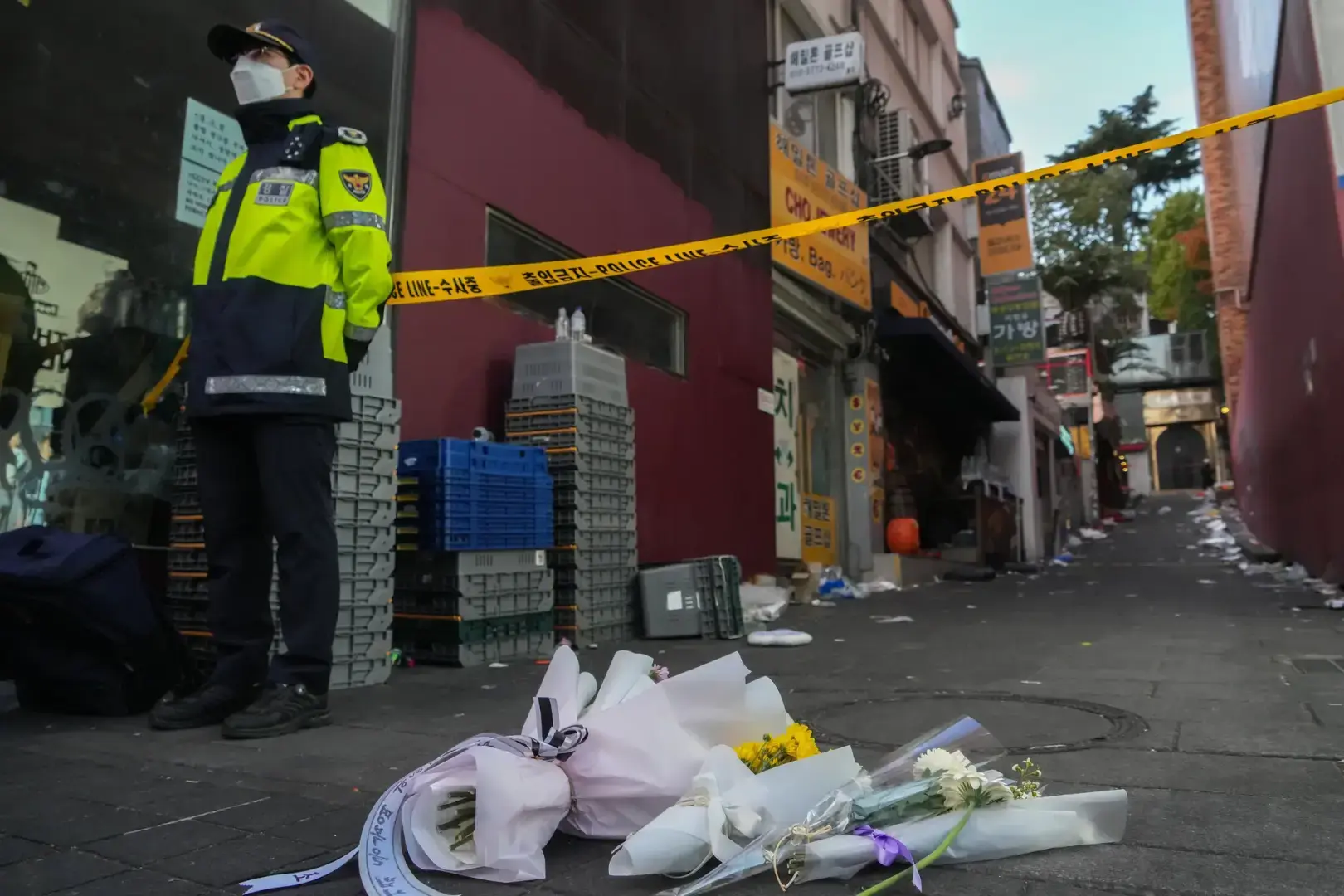 Официальные лица обвиняют халатность в смертельной давке в Сеуле