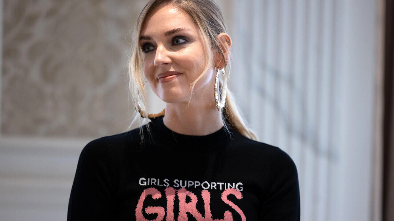 Кьяра Ферраньи, вся критика благотворительности (и свитер, с которым она это объявила, уже в продаже)