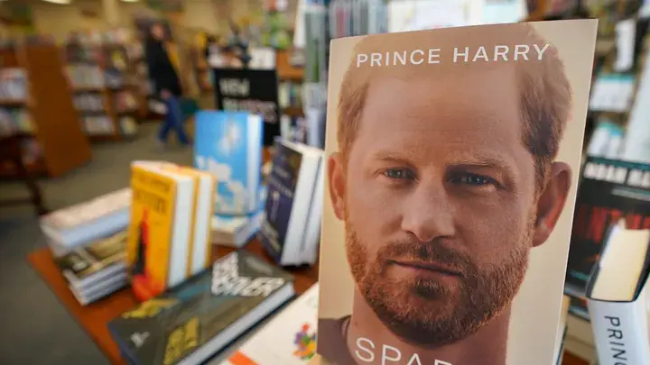 Принца Гарри и Меган Маркл высмеяли за мемуары, сделанное в "Запасном". Что не так в книге?