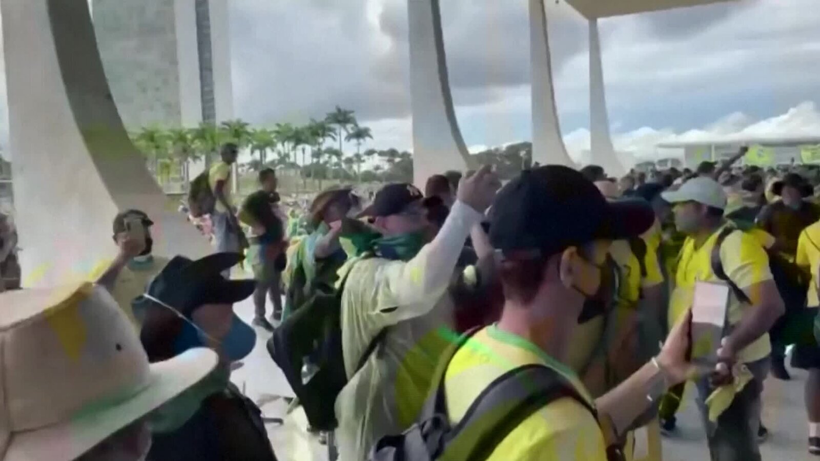 На практике Бразилия была разделена между двумя крайними общественными и правыми.