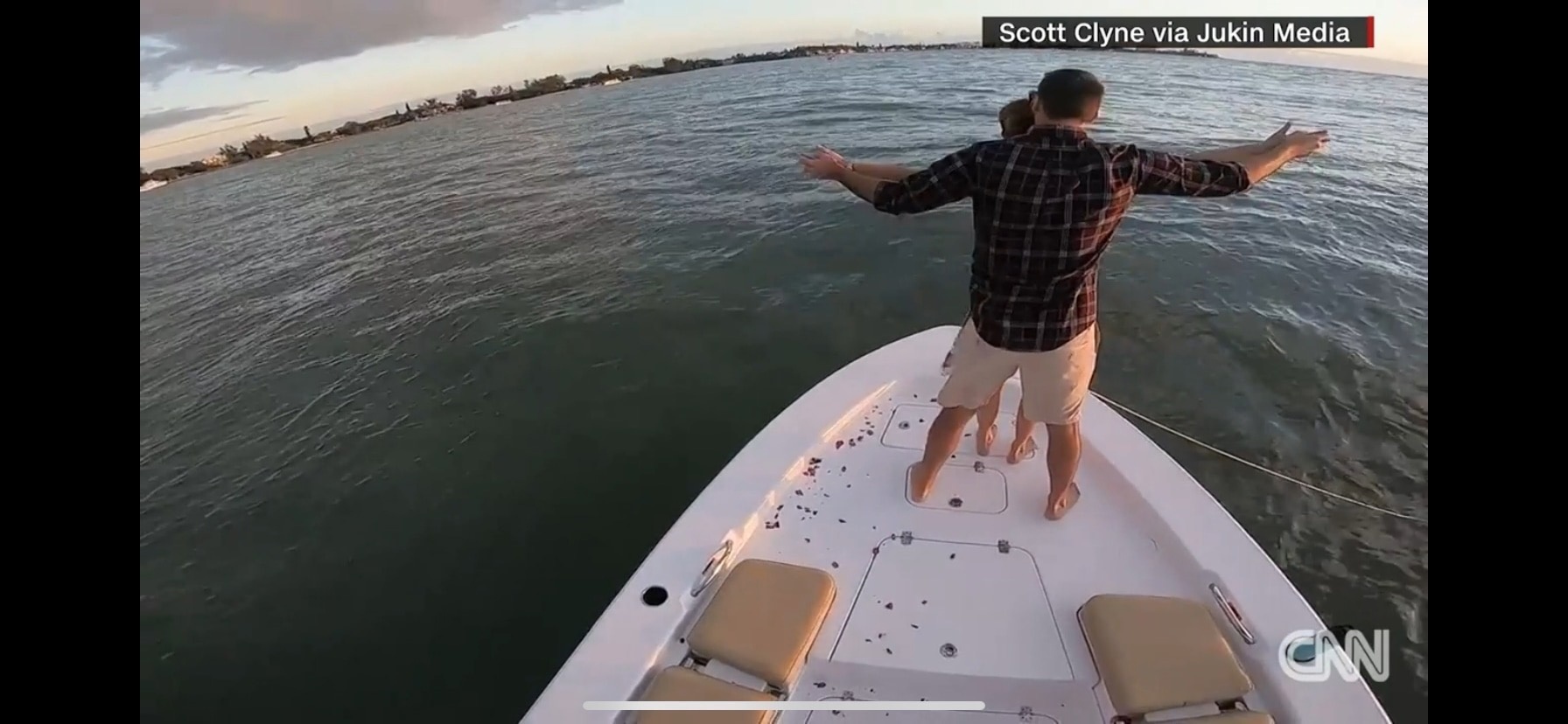 Мужчина прыгнул в воду, когда пытался сделать предложение.