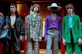 Показ мод в Милане 2023-2024. Gucci снова выводит на подиум своих мальчиков.