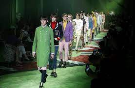 Показ мод в Милане 2023-2024. Gucci снова выводит на подиум своих мальчиков.