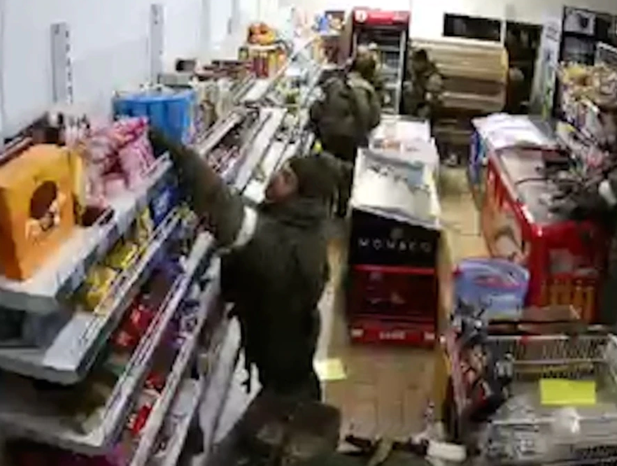 АРМИЯ МОШЕННИКОВ Унизительные фото показывают, что отчаявшиеся солдаты Безумного Влада больше заботятся о ВОРОВСТВЕ, чем о сражении,...