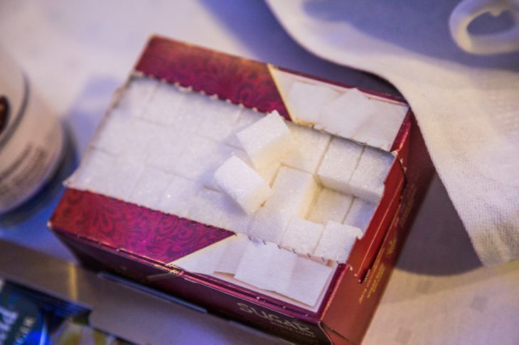 Подарите комнатным растениям сладкую жизнь: как подкормить цветы обычным сахаром