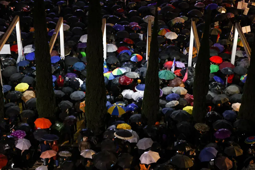 Тысячи людей в Израиле протестуют против планов Нетаньяху ограничить суды
