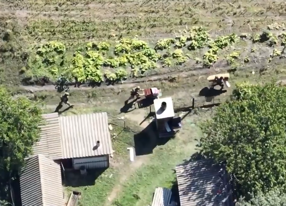 АРМИЯ МОШЕННИКОВ Унизительные фото показывают, что отчаявшиеся солдаты Безумного Влада больше заботятся о ВОРОВСТВЕ, чем о сражении,...