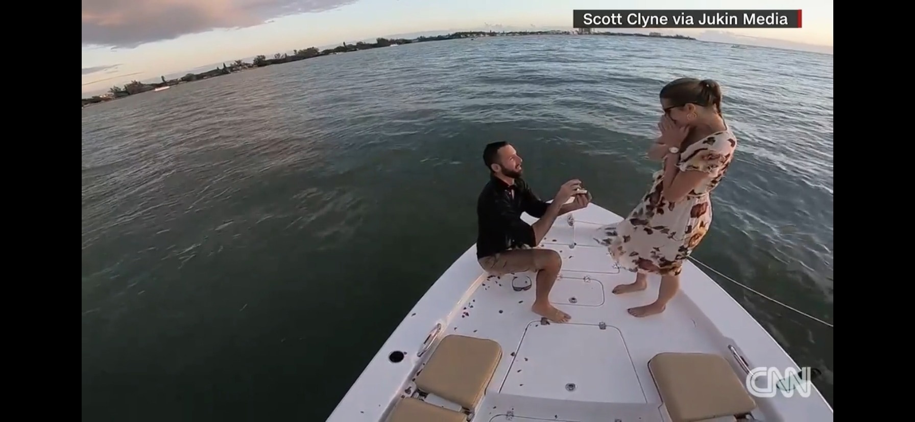 Мужчина прыгнул в воду, когда пытался сделать предложение.