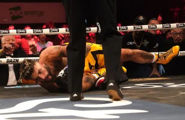 KSI жестоко нокаутирует YouTuber FaZe Temperrr в боксе, возвращаясь, чтобы сделать шаг ближе к Джейку Полу.