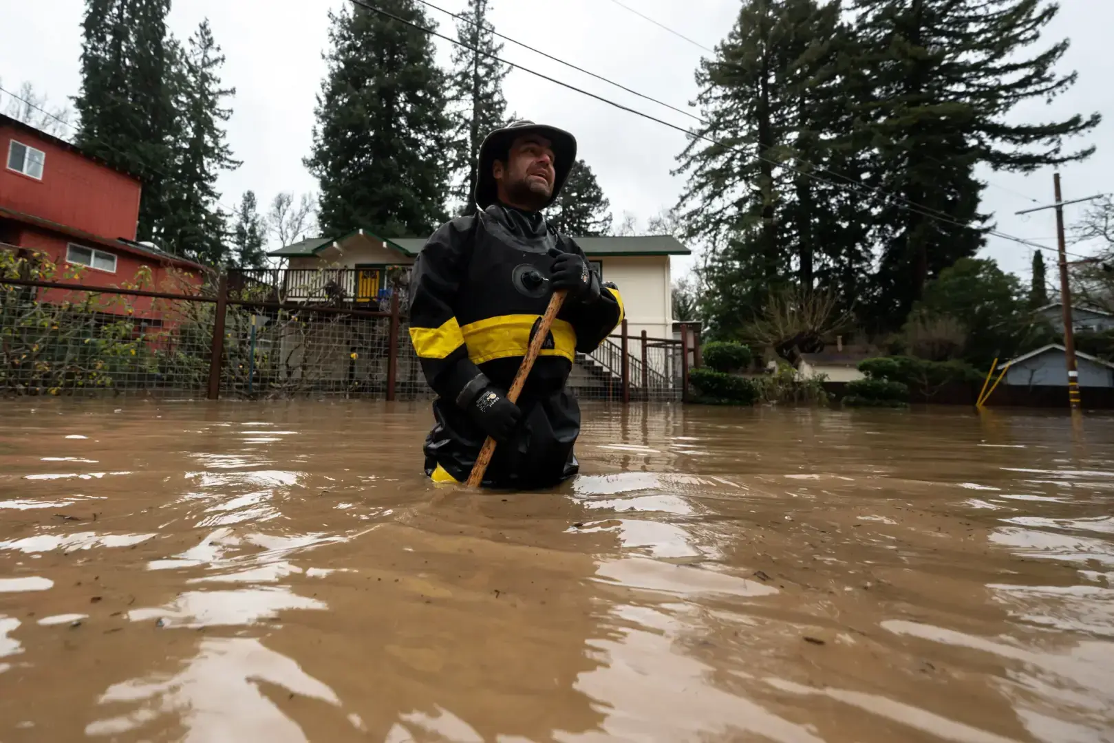 Проливные дожди создают опасности в перенасыщенной Калифорнии