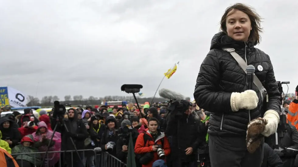 Грета Тунберг участвует в акции протеста против угля в немецкой деревне
