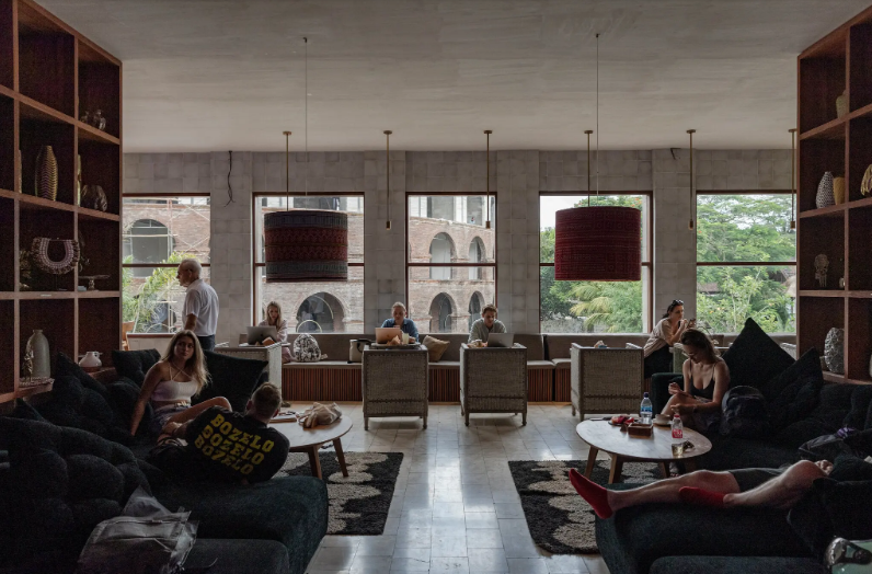 "Извините, мы из Москвы" - На Бали враждующие стороны учатся жить вместе!