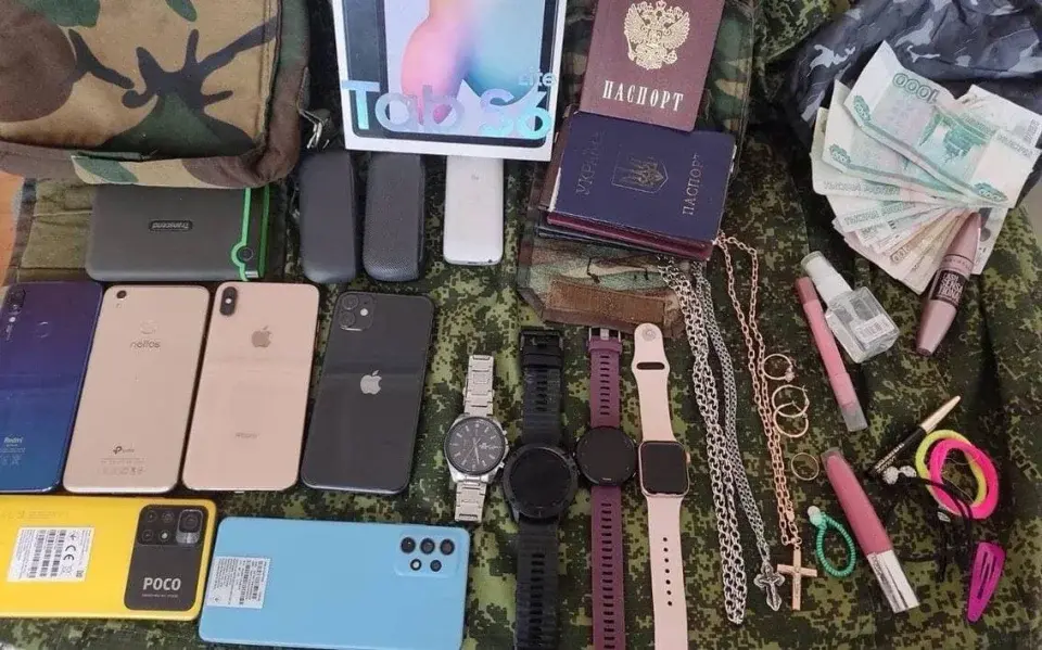 АРМИЯ МОШЕННИКОВ Унизительные фото показывают, что отчаявшиеся солдаты Безумного Влада больше заботятся о ВОРОВСТВЕ, чем о сражении,...