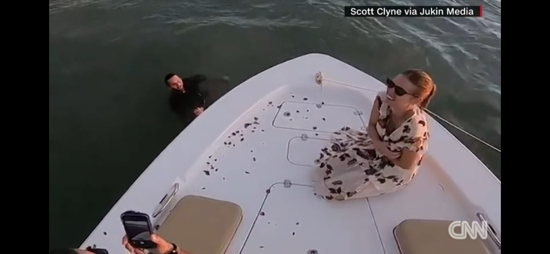 Мужчина прыгнул в воду, когда пытался сделать предложение.