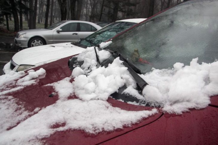 Почему зимой нельзя поднимать дворники: что должен знать каждый водитель